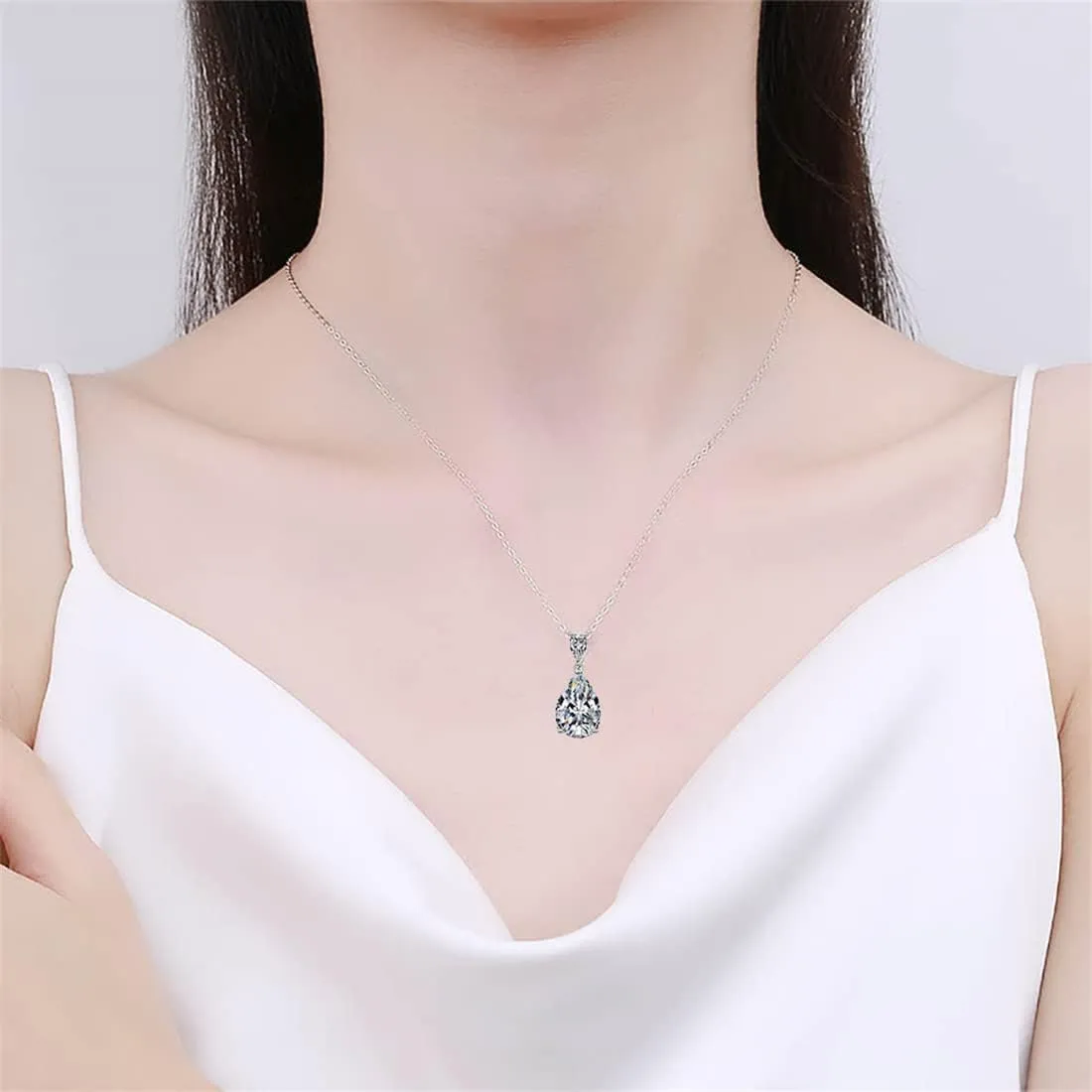 14K Gold Plated Heart Diamond Necklace Sparkle Solitaire Pendant Halo Necklace for Women Classic Luxury Love Clavicle Neckband Valentine's Day Gift