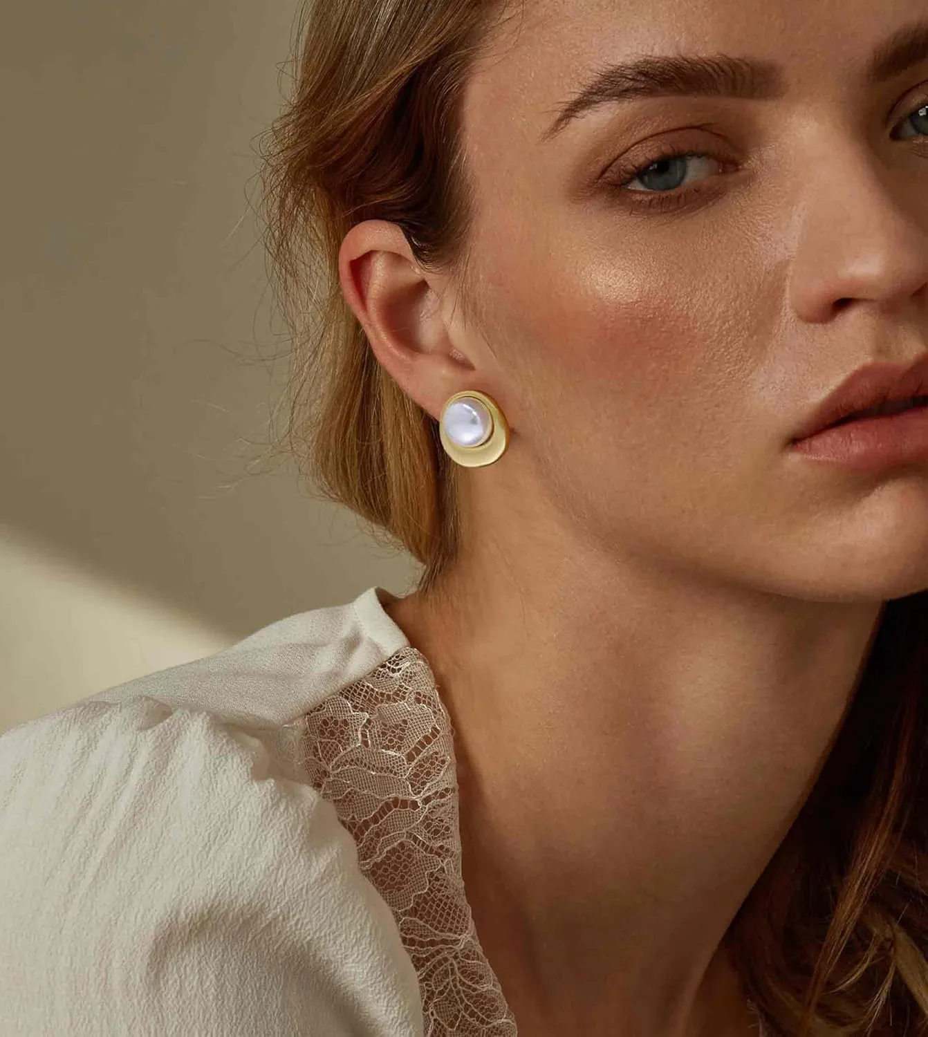 18K Gold Plated Stud Pearl Earrings for Women, Fashion White Pearl Stud Earrings Jewelry Accessory Gifts for Her