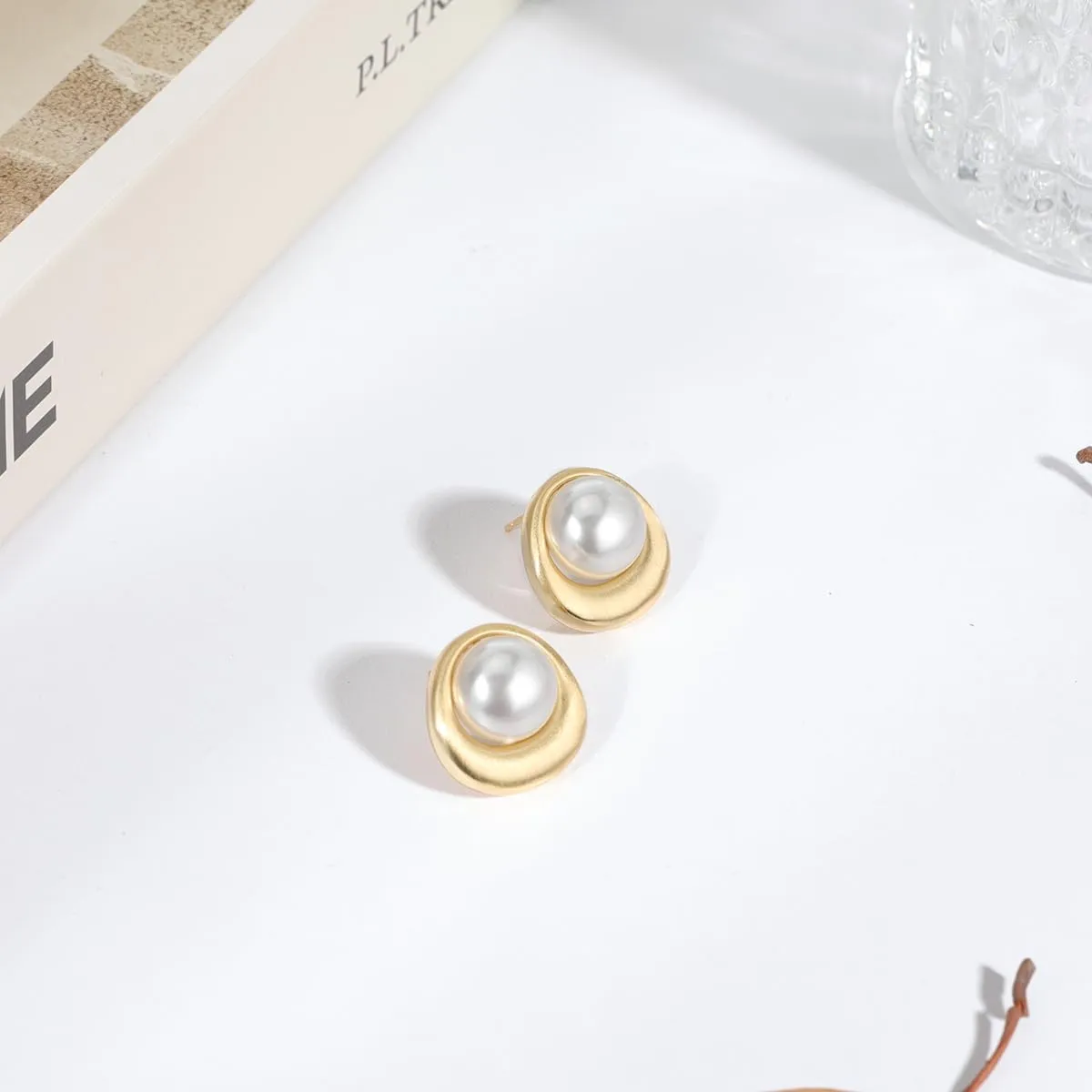 18K Gold Plated Stud Pearl Earrings for Women, Fashion White Pearl Stud Earrings Jewelry Accessory Gifts for Her