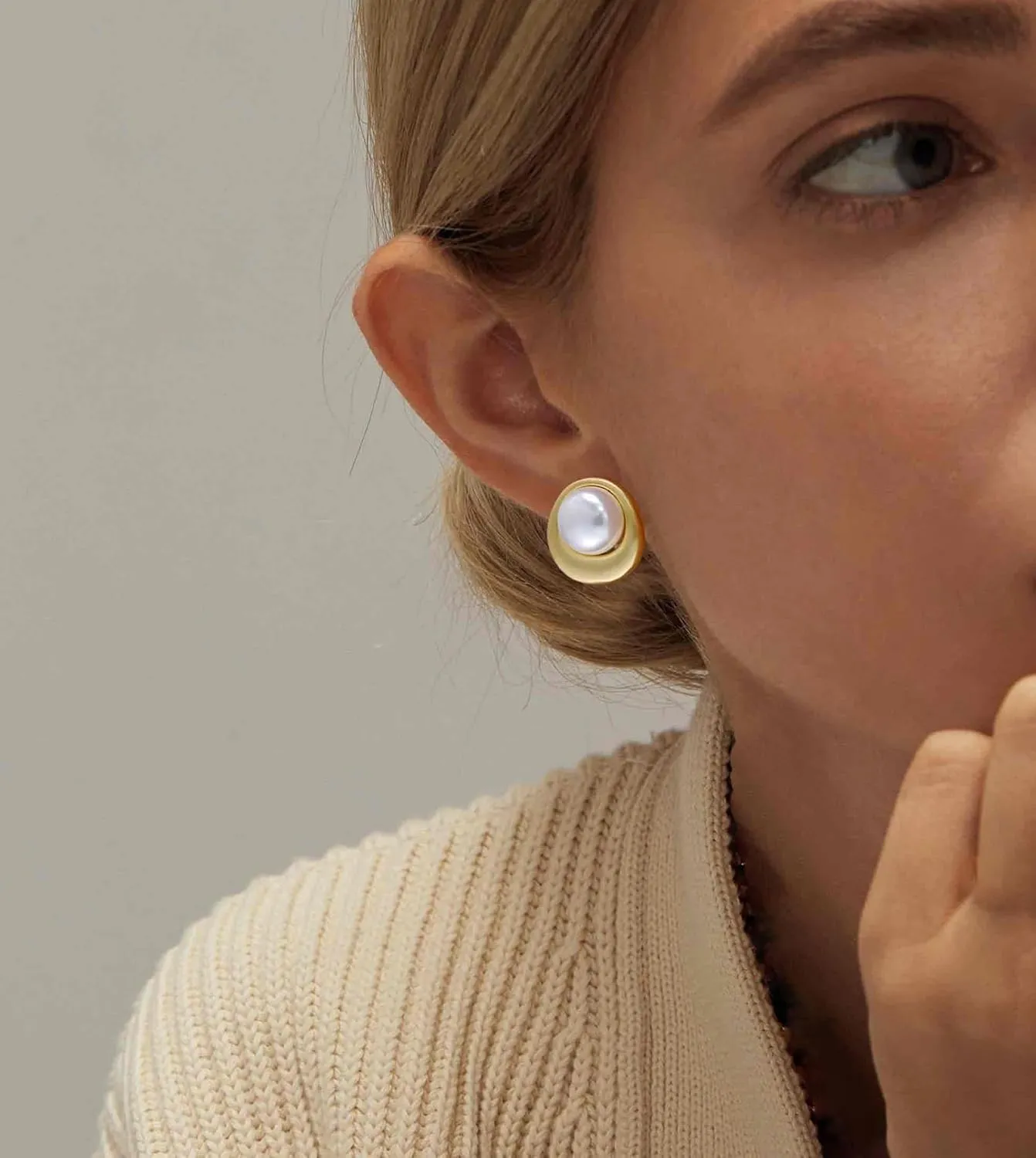 18K Gold Plated Stud Pearl Earrings for Women, Fashion White Pearl Stud Earrings Jewelry Accessory Gifts for Her