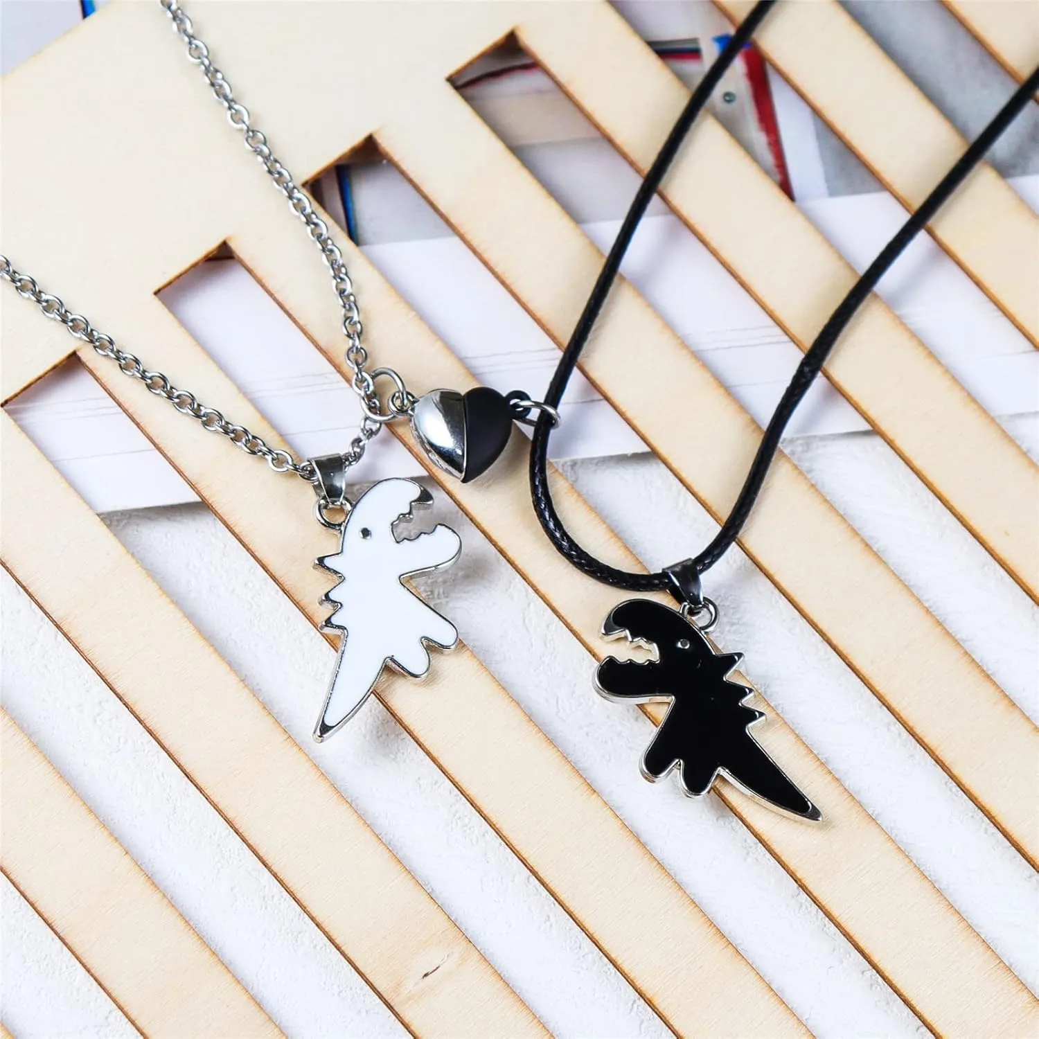 2Pcs Handmade Love Heart Dinosaur Couple Matching Pendant Necklace Set for Women Men Friend Adjustable Animal Necklace Friendship Jewelry Gift