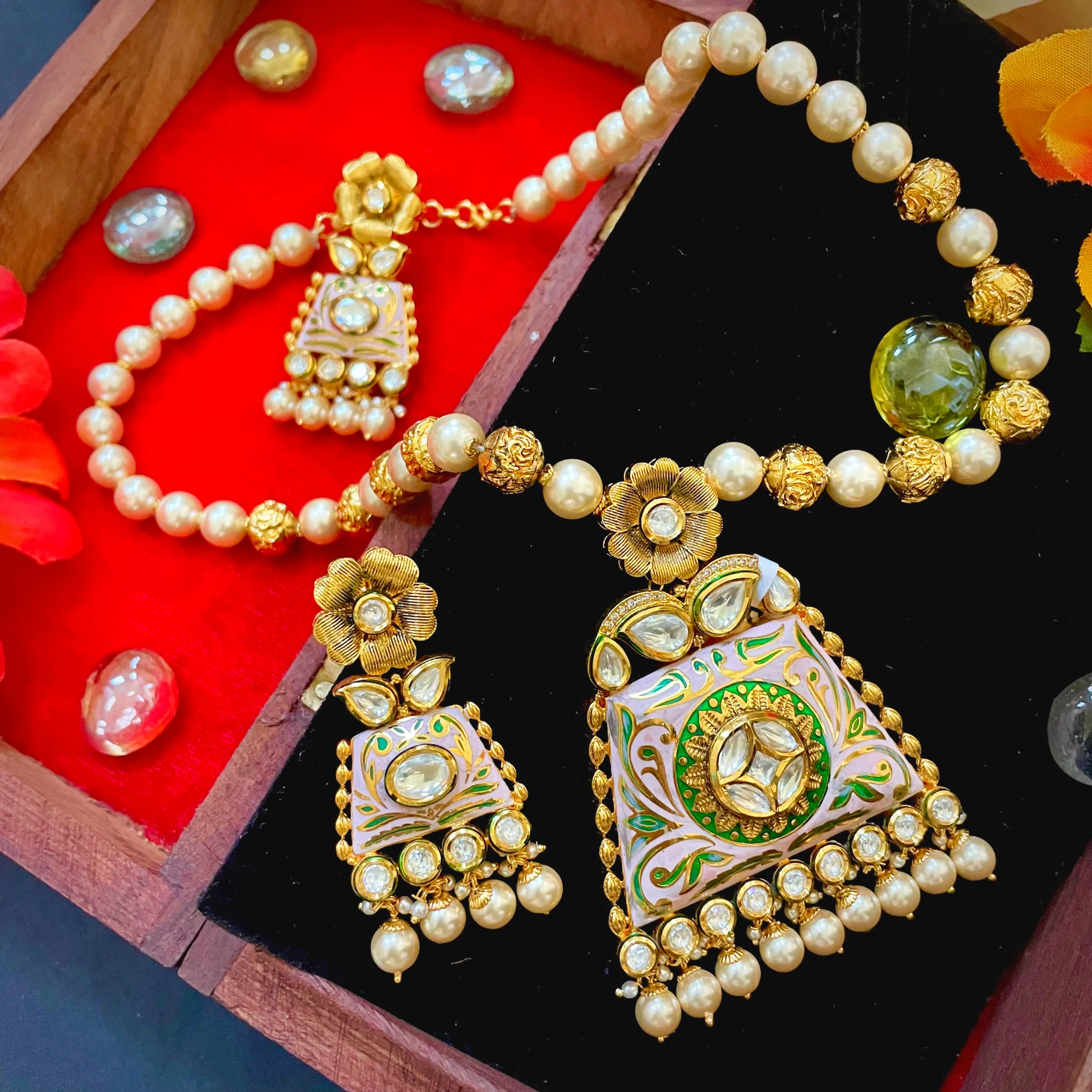 Designer Gold Plated Royal Kundan Pendant Set (D331)