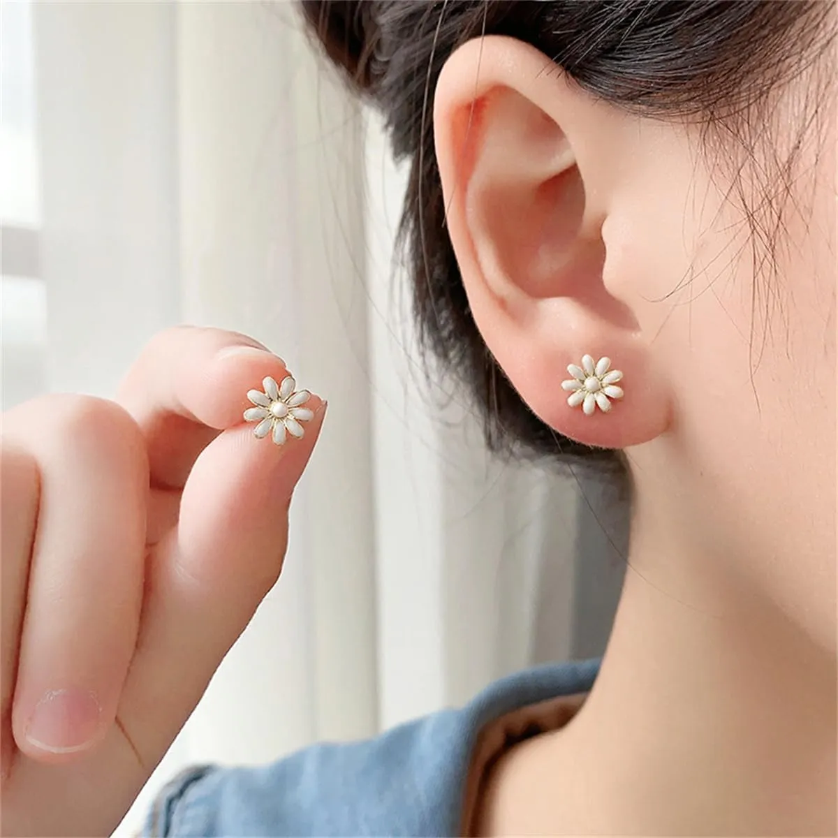 Minimalist Small Daisy Flower Stud Earrings for Women 925 Sterling Silver Gold Plated Enamel Yellow White Floral Studs Earring Chic Body Piercing Jewelry for Mother Daughter
