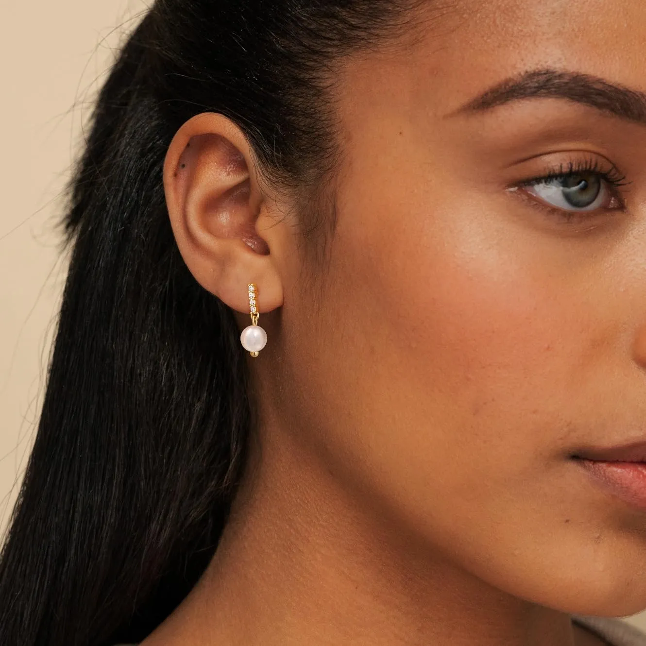 Pearl Earrings for Women, Gold Hoop Earrings for Women Trendy 14K Gold Pearl Huggie Earrings Dangle Drop Studs Dainty Hypoallergenic Hoop Earrings Jewelry Gifts for Women
