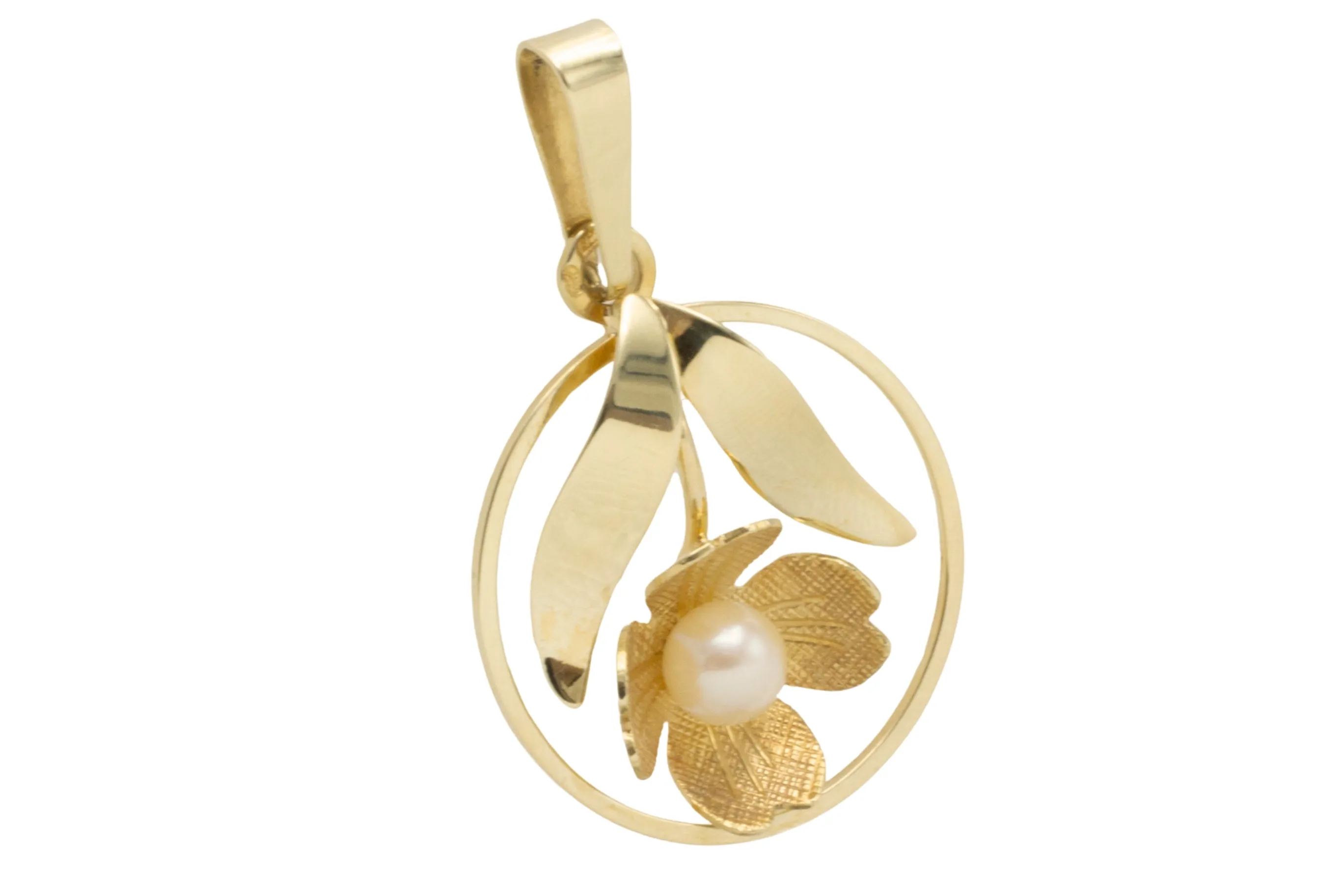 Vintage flower pendant with pearl